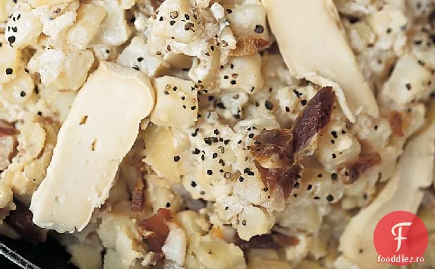 Cartofi calzi cu ceapă, slănină și brânză