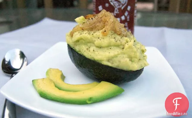 Cartofi Bătuți Cu Avocado Cu Ceapă Caramelizată