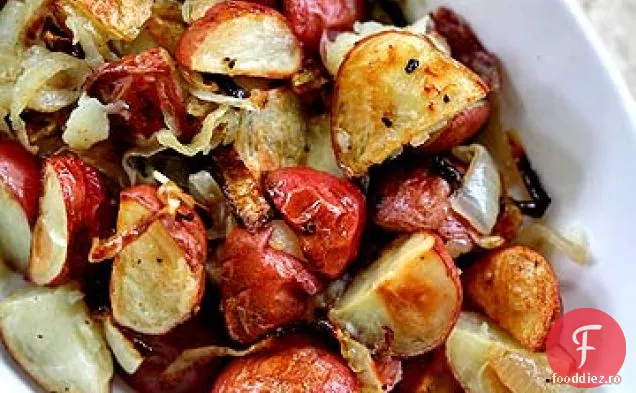 Cartofi Noi Prăjiți Cu Ceapă Caramelizată Și Ulei De Trufe
