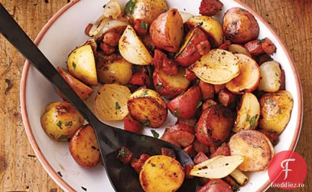 Cartofi noi cu ceapă și cârnați picante