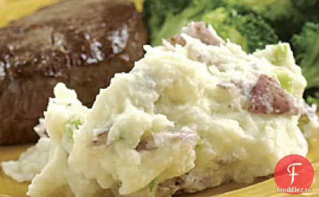 Cartofi zdrobiți cu piele roșie cu Boursin și Scallions