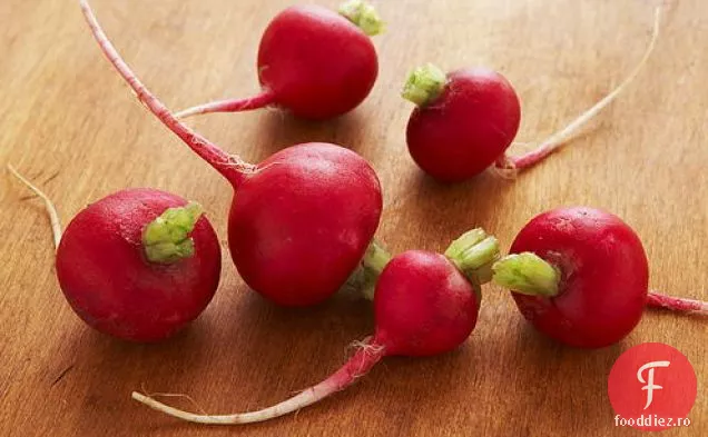 Salată Boston și ridichi cu un pansament Dijon Caper