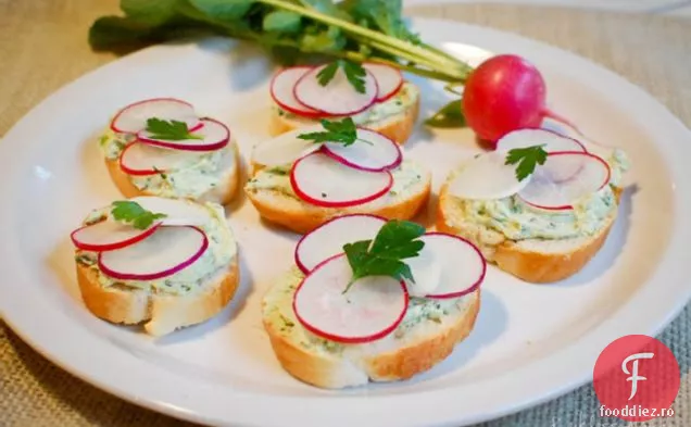 Brânză Franceză De Ierburi Și Ridiche Crostinis