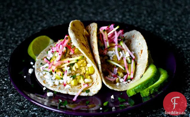 Tacos de porumb carbonizat cu salată de dovlecei-ridiche