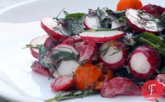 Salată De Ridichi Și Ierburi Cu Roșii Sungold Și Căpșuni