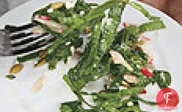 Spanac, salată de ridiche cu ardei iute crocanți și Pepitas