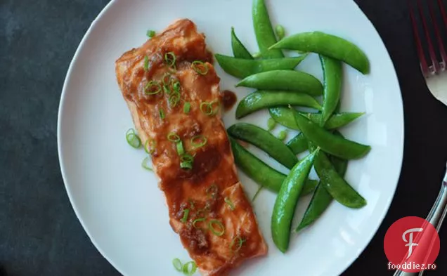 Somon Prăjit Cu Glazură Miso Și Mazăre Cu Zahăr