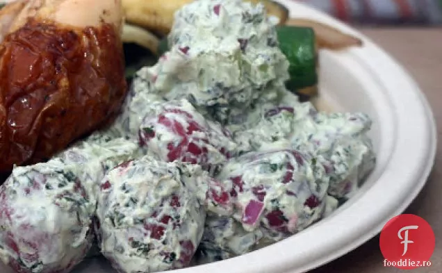 Salată de cartofi cu busuioc-iaurt