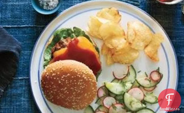 Burgeri De Curcan La Grătar Cu Salată De Castraveți