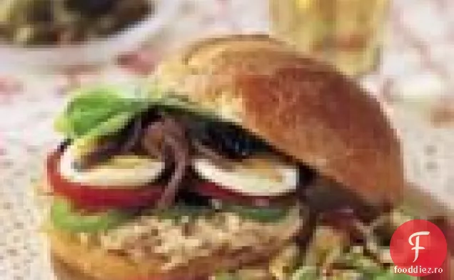 Sandwich cu ton, roșii și măsline (pan Bagnat)