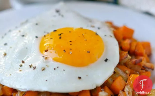 Ouă Prăjite Și Cartofi Dulci Bacon Hash