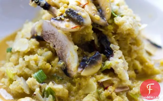 Risotto de quinoa Coco-migdale cu nucă de cocos picantă cu ciuperci de șofran