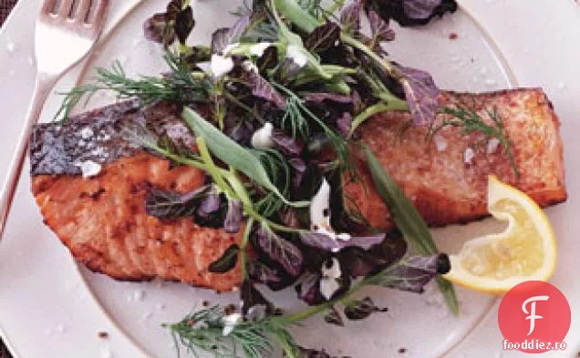 Somon cu sos de lămâie-piper și salată de năsturel-ierburi