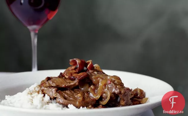 Friptură înăbușită în slănină și ceapă