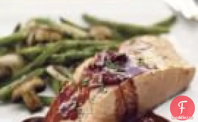 Somon Planked cu Pinot Noir-sos de fructe de padure