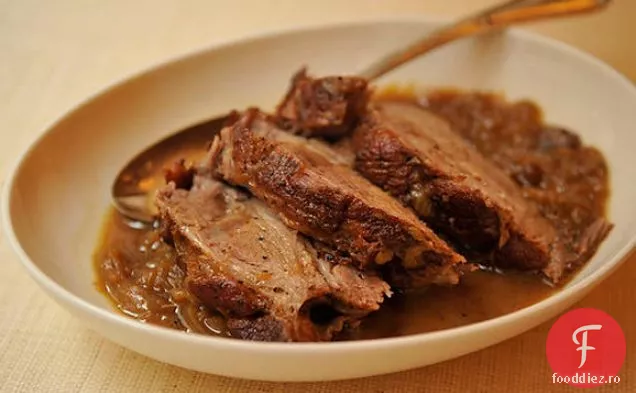 Umăr de porc fiert cu cidru cu ceapă caramelizată și Co de mere