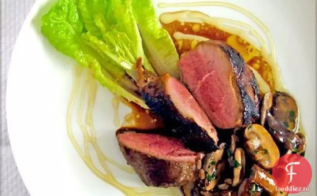 Piept de rață Pan-seared cu miere Herbed & ciuperci