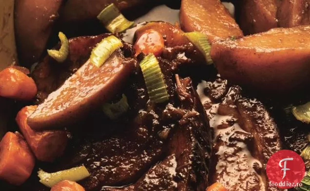 Umăr de porc fiert cu gutui