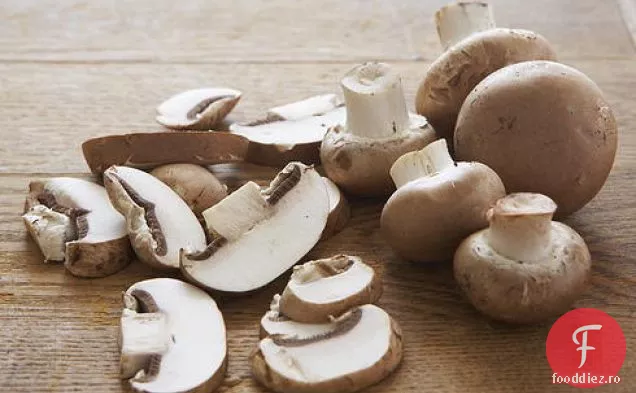 Fricasse de pui de modă veche cu sos de smântână cu aromă de vin, ceapă și ciuperci