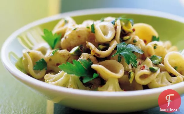 Orecchiette cu conopidă, hamsii și fistic