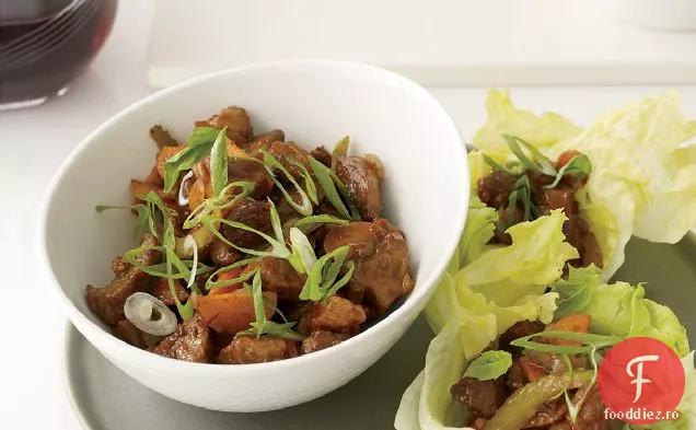 Carne de porc cu cinci condimente prăjită cu căni de salată