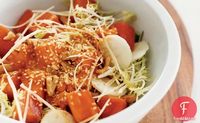 Salată de papaya, caju și Frisone