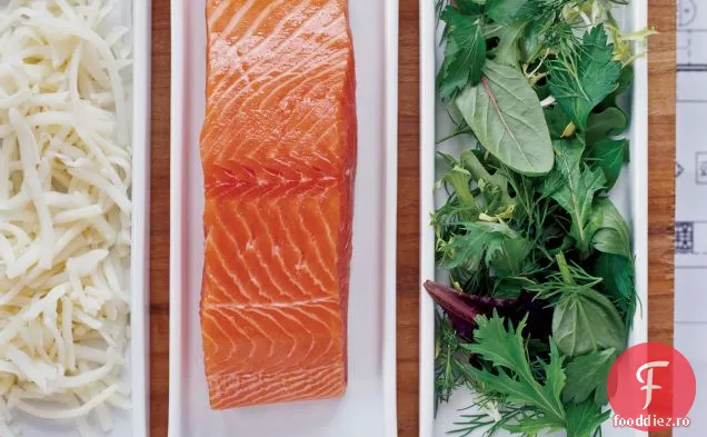 Somon cu crustă de cartofi cu salată de ierburi