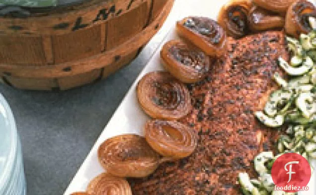 Somon la grătar frecat cu condimente cu Salsa picantă de castraveți