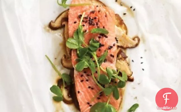 Somon De Susan Cu Ciuperci Shiitake Și Lăstari De Mazăre