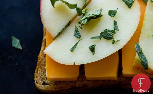 Sandwich Cu Brânză La Grătar Cu Măr + Salvie