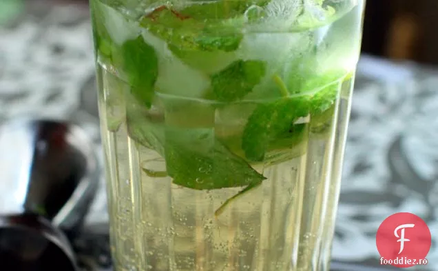 Mojito Cu Busuioc Și Mentă Thailandeză