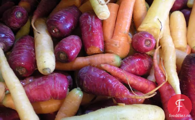 Salată De Morcovi Heirloom Cu Curmale, Migdale Și Ierburi