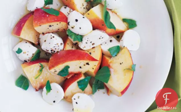 Salată de piersici, Mozzarella și busuioc