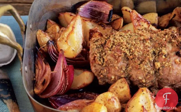 Cotlet de porc cu crustă de fenicul cu cartofi prăjiți și pere