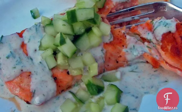 Somon cu sos de iaurt de castraveți