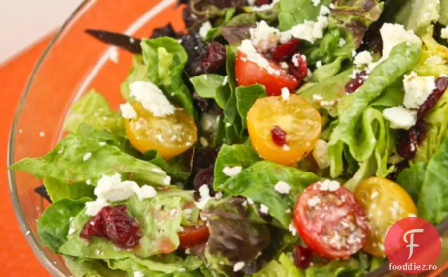 Salată proaspătă de verdeață cu vinaigretă de portocale-busuioc