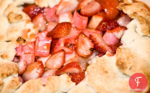 Crostata De Rubarbă De Căpșuni Cu Crustă De Lavandă