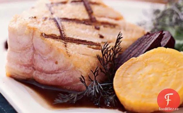 Somon sălbatic la grătar cu sfeclă prăjită și Rucola