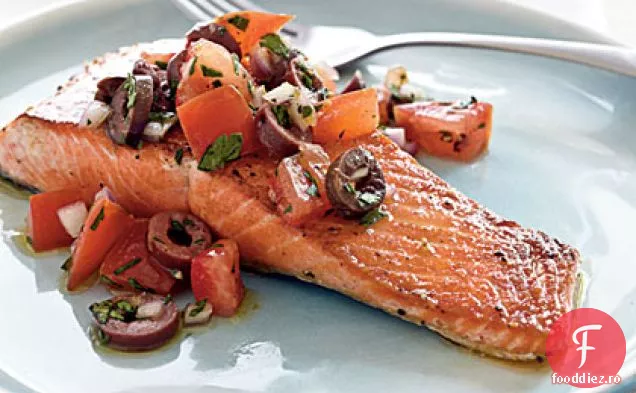 Somon prăjit cu măsline Kalamata și Salsa Cruda