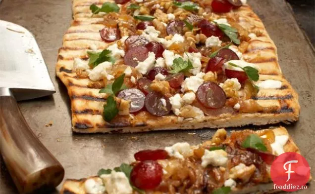 Pâine Plată La Grătar Acoperită Cu Ceapă Caramelizată Și Brânză Albastră