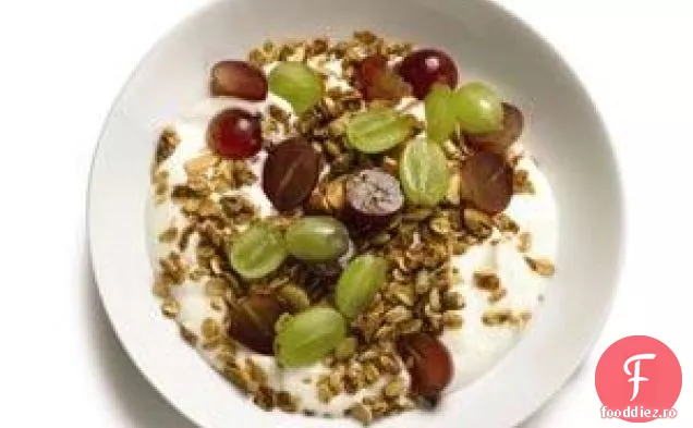 Iaurt Cu Struguri Și Granola