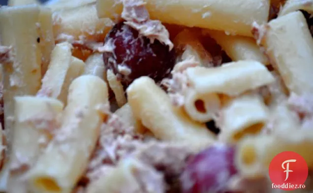 Salată De Paste Cu Struguri Și Somon