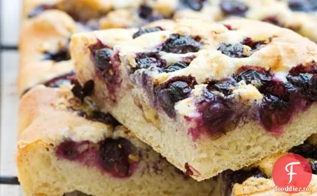 Focaccia De Nuca De Porumb Cu Struguri Concord Si Gorgonzola