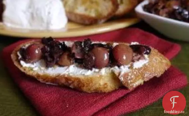 Crostini De Măsline Și Struguri Prăjiți