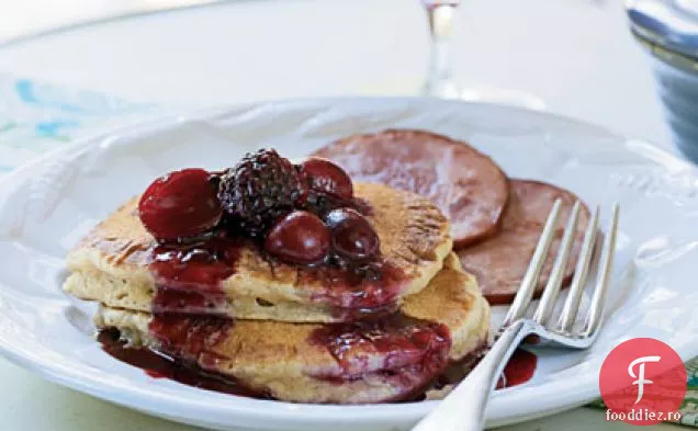 Hotcakes de migdale-zară cu sos de struguri de mure