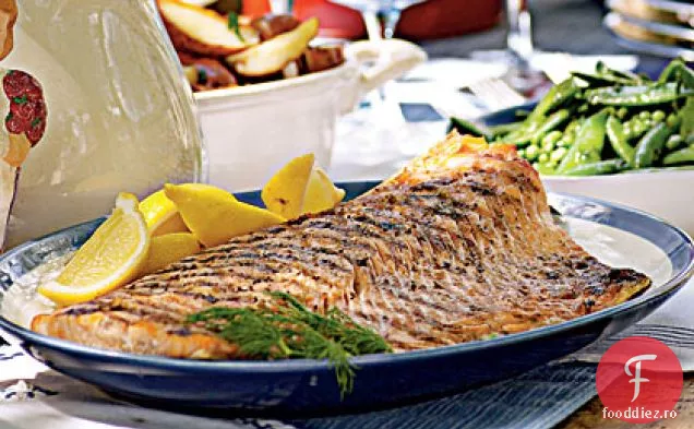 Somon la grătar cu sos picant de castraveți