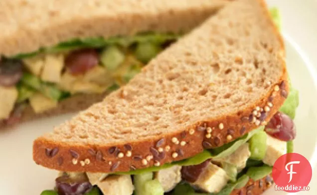 Salată De Pui Curry Cu Sandvișuri Cu Struguri