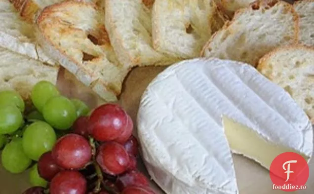 Brie Servit Cu Crostini Și Struguri