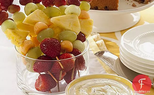 Kebaburi de fructe cu sos de miere-iaurt