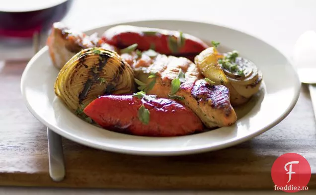 Somon la grătar cu ceapă dulce și ardei gras roșu